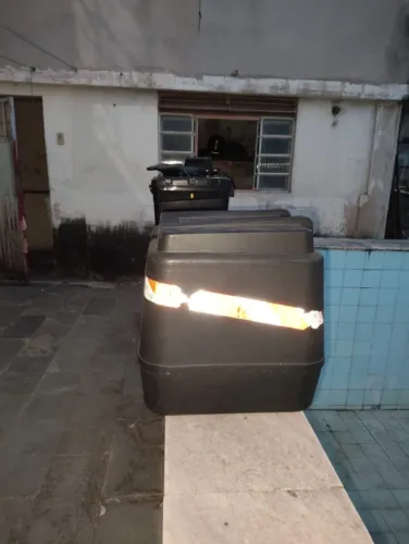 Baú de 90l com suporte