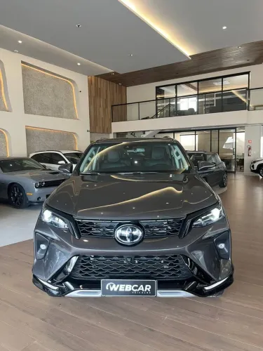 Toyota Hilux SW4 SRX Plat. 4X4 2.8 TB Die. Aut. 2025