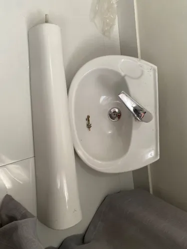 Vende - se pia com coluna, de porcelana já vai com a bica R$ 120,00 (tem que retirar).