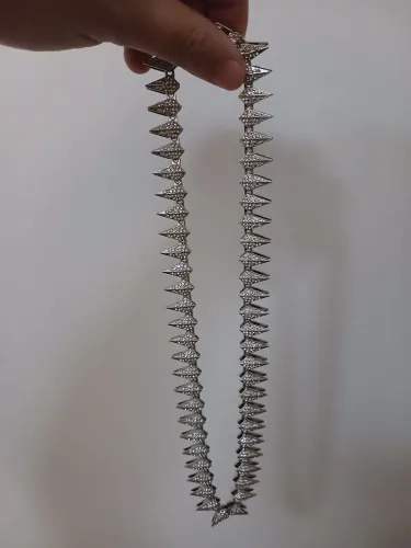 Colar com spikes e strass