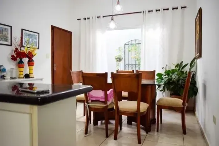 Casa com 3 dormitórios de 250 m²