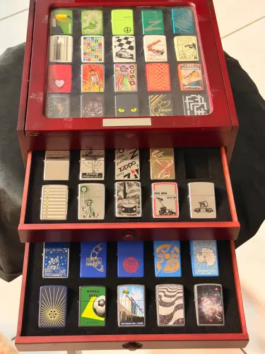 Colecao de zippos (51 isqueiros ed limitada) + case expositor