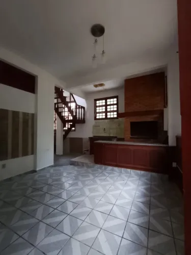 Sobrado para aluguel possui 214 metros quadrados com 3 quartos