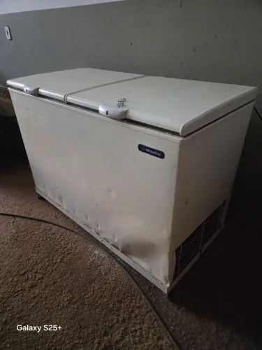 Freezer metalfrio 420 litros .excelente funcionamento. Com alguns detalhes amassados.