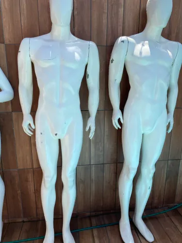 Manequins De Loja (3 Em Fibra Premium + 1 Plástico)