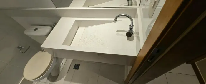 Bancada pia de banheiro em pedra Branco Prime