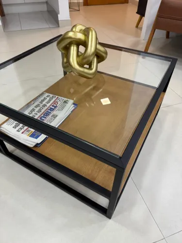 Mesa de centro em vidro, MDF e ferro