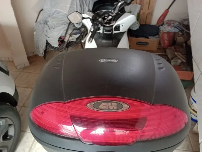 Baú de moto marca Givi 45 litros