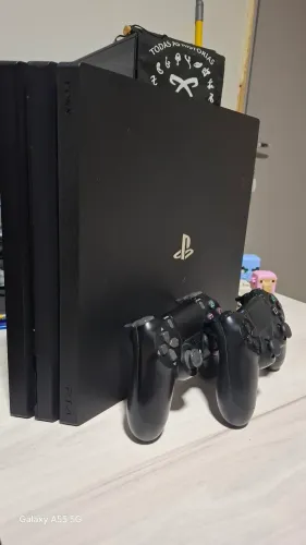 PS4 Pro 4K, dois controles, aceito cartão