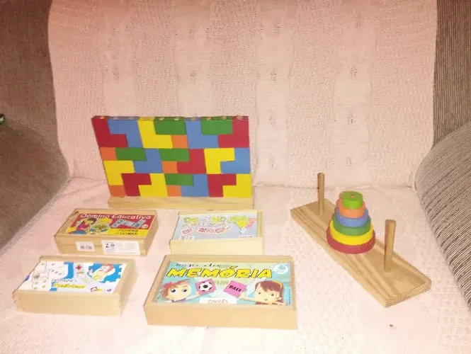 Jogos Educativos (4 Jogos Dominó/Memória + Paredão de Madeira (avariado) + Torre de Hanói