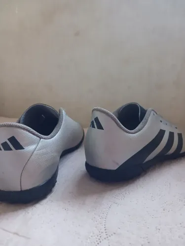 Chuteira original da adidas cinza tamanho 35