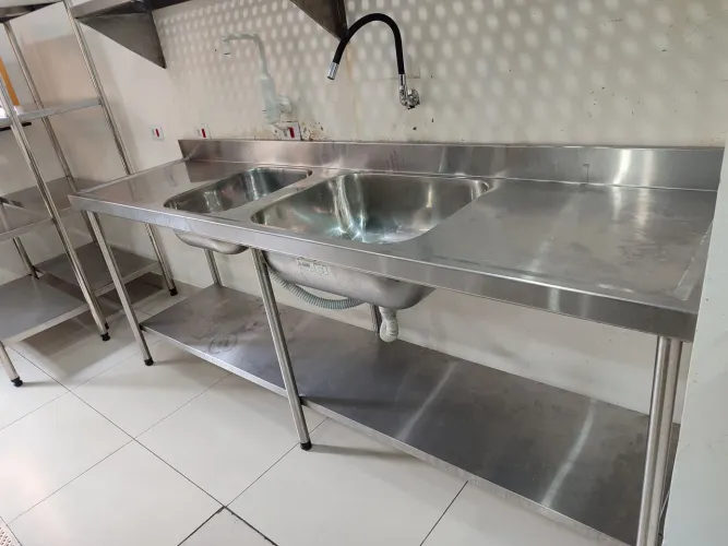 Pia inox com duas cubas