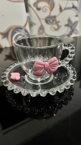 Conjunto com xícara e pires personalizado com laço 220ml - vidro e laço em resina