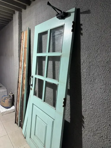 Porta verde em madeira maciça  