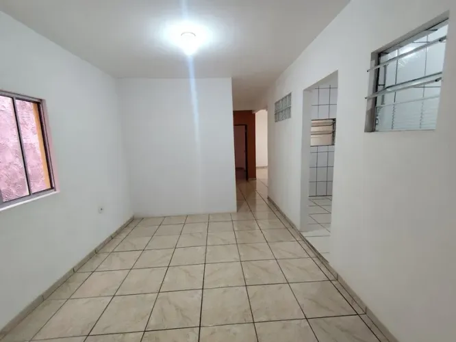 Casa para locação, térrea, com um lance de escada para acesso, sem quintal, sem garagem!
