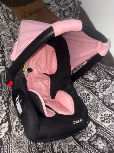 Carrinho de bebê com bebê conforto