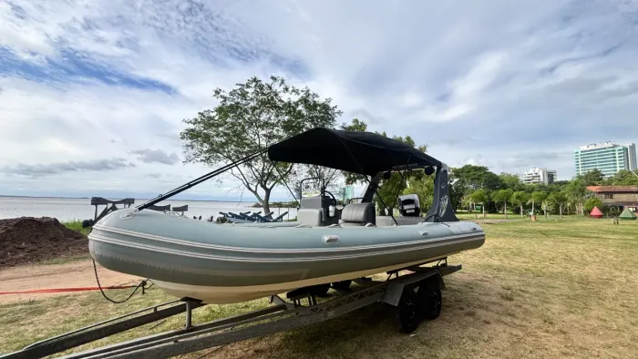 Lindo Bote inflável  620 com targa 