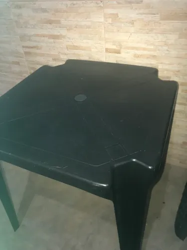 Vendo jogo de mesa e cadeiras