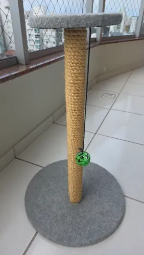 Arranhador para gatos e 9 pacotes de pipicat.