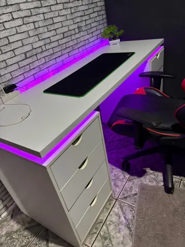 Mesa com 8 gavetas com lead