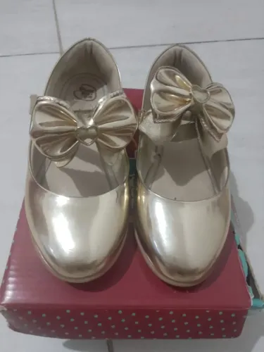 Sapatinho verniz dourado