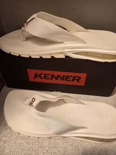Sandália kenner cor branca, numeração 44/45.
