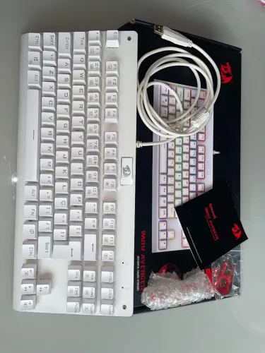 Teclado Redragon Dark lunar white k568<br>Dark Avenger lunar white k568, RGB<br>switche red
