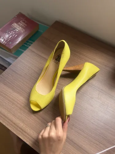 Sapato Peep Toe de couro Amarelo estiloso