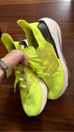 Adidas Ultraboost 21 na cor Solar Yellow. 