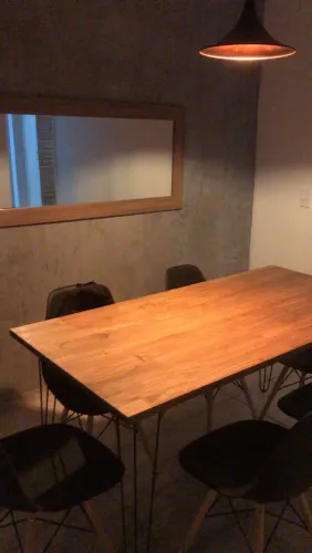 Mesa de jantar com tampo de madeira e pés de ferro 4 cadeiras Eiffel 
