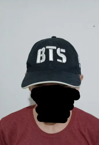 Boné do BTS<br>Tamanho único UNISSEX <br>R$ 27,00