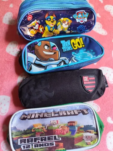 4 estojos escolar em bom estado 
