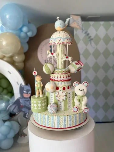 Bolo fake tema brinquedos- festa infantil