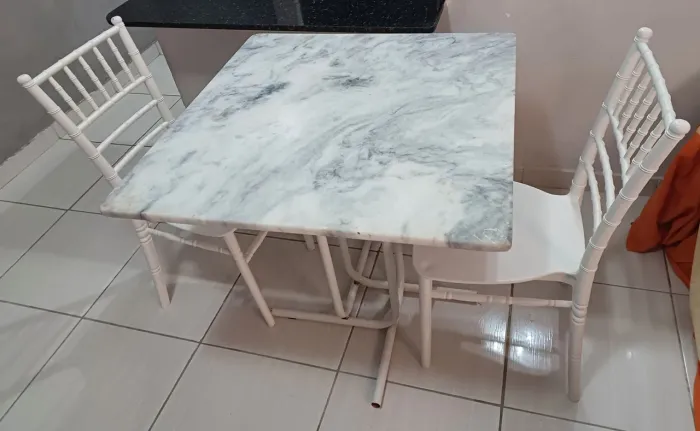 Mesa de mármore SEM cadeiras.