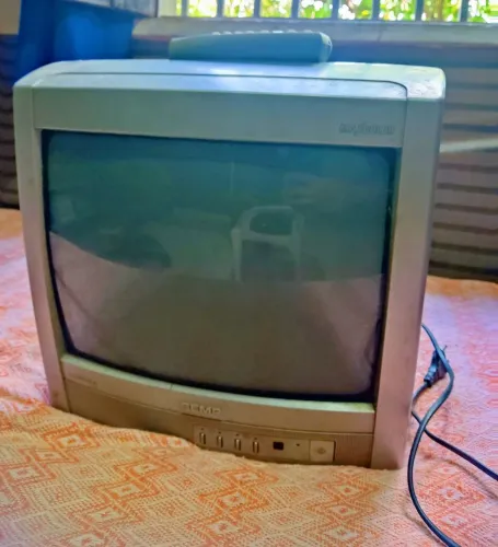 TV de Tubo SEMP 14" com Controle Original - Ótimo Estado