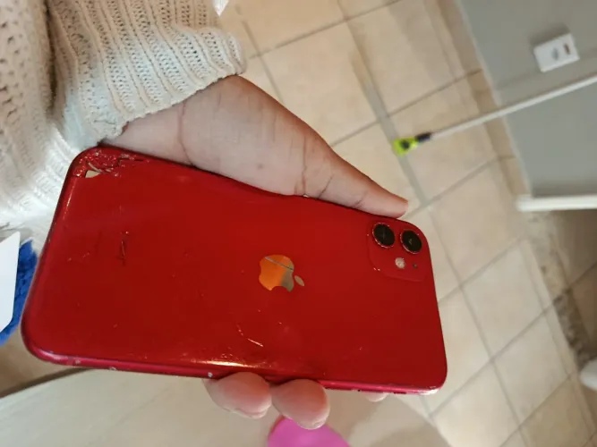 Celular iPhone 11 com avaria