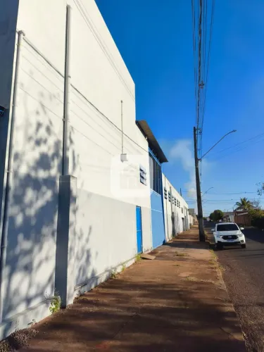 Venda de Prédio Comercial e Barracão no bairro Bosque