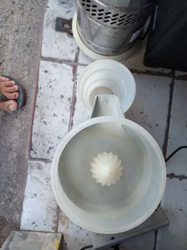 Espremedor de frutas industrial.