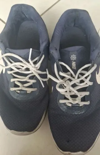 Tênis Nike original número 42 usado com pequeno furo em um dos pares