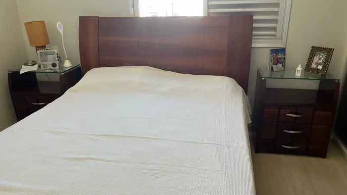 Cama Queen + mesinhas