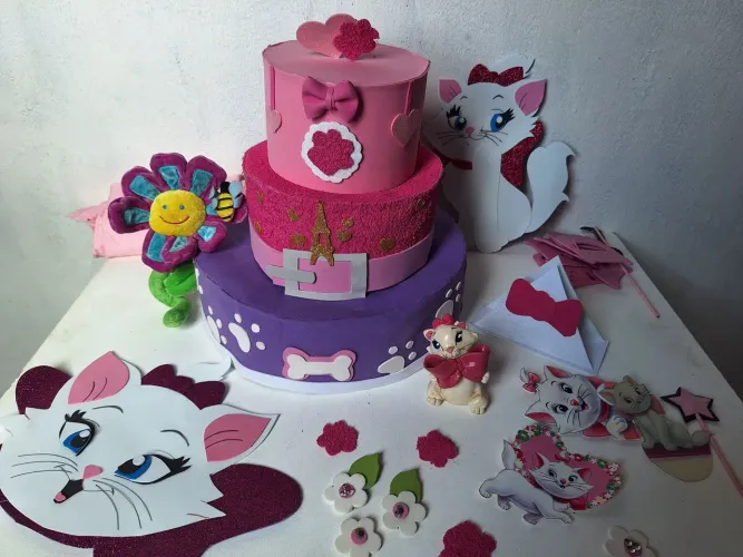 Bolo fake para festa infantil Marie com acessórios