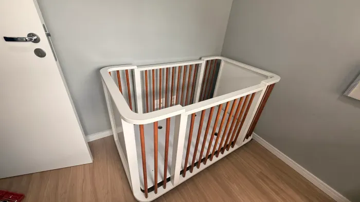 Berço Somniare - Branco com Detalhes em Madeira | Design Moderno