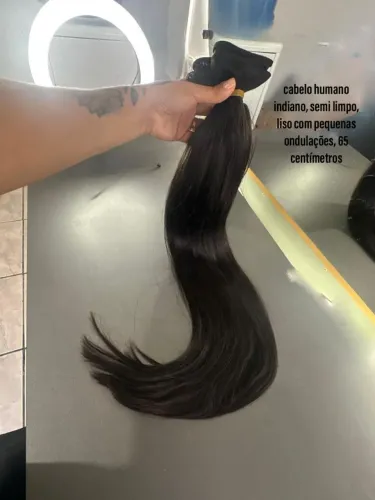 Cabelo humano indiano, liso com pequenas ondulações, semi limpo, 65 centímetros.
