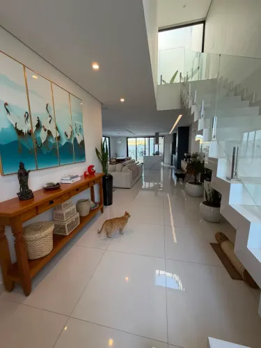 Sobrado Alto Padrão 244m² | Condomínio Helena Maria | 4 Quartos | Pronto para Morar