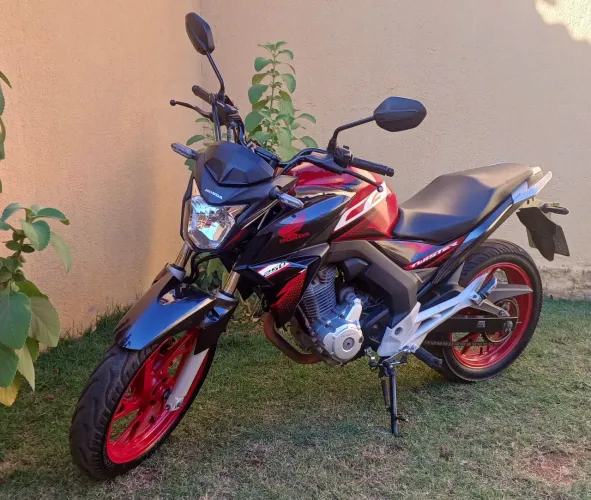 Vendo moto Twitter 250 ano 2020.