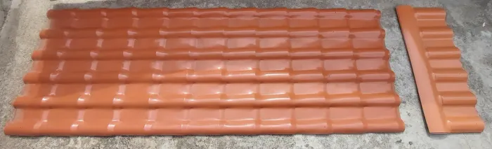 Vendo 3 telhas + 3 cumeeiras de pvc estilo colonial.