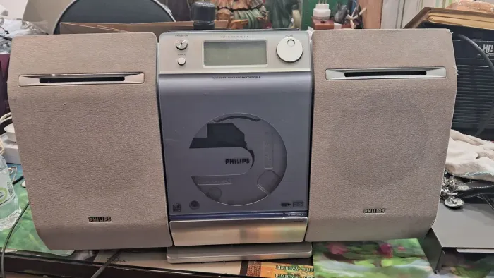 Philips MCM275, um Micro System vertical com leitor de CD, entrada USB e rádio FM/AM.