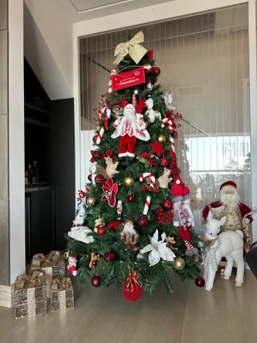Linda e completa árvore de Natal