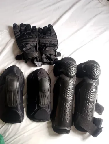 Cotoveleira e joelheira e um par de luvas