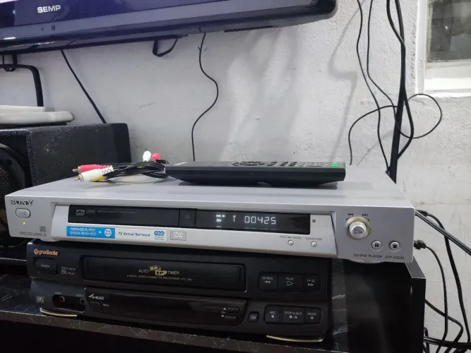 DVD de mesa Sony modelo mais antigo frente alta